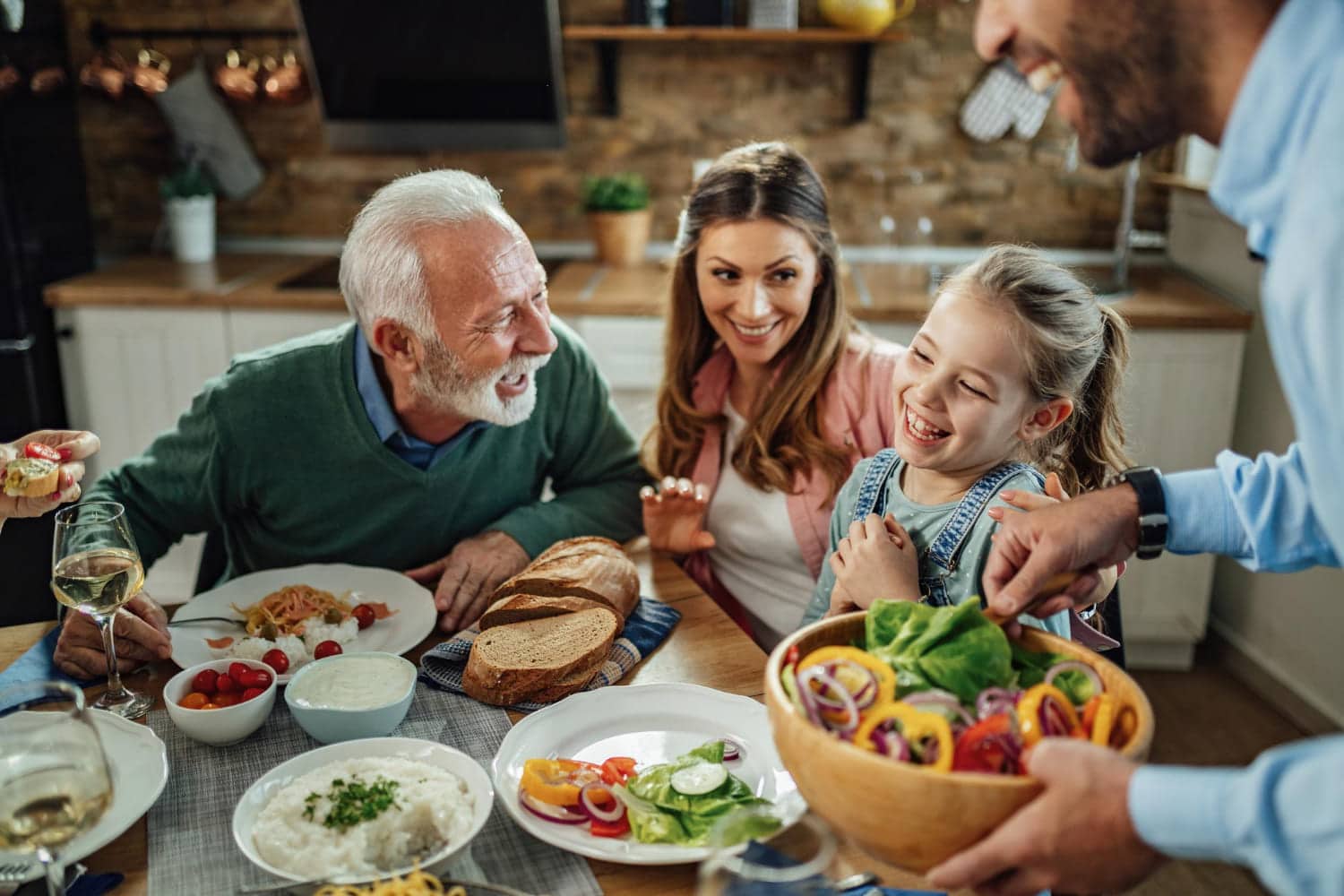 Familia llevando una alimentación saludable