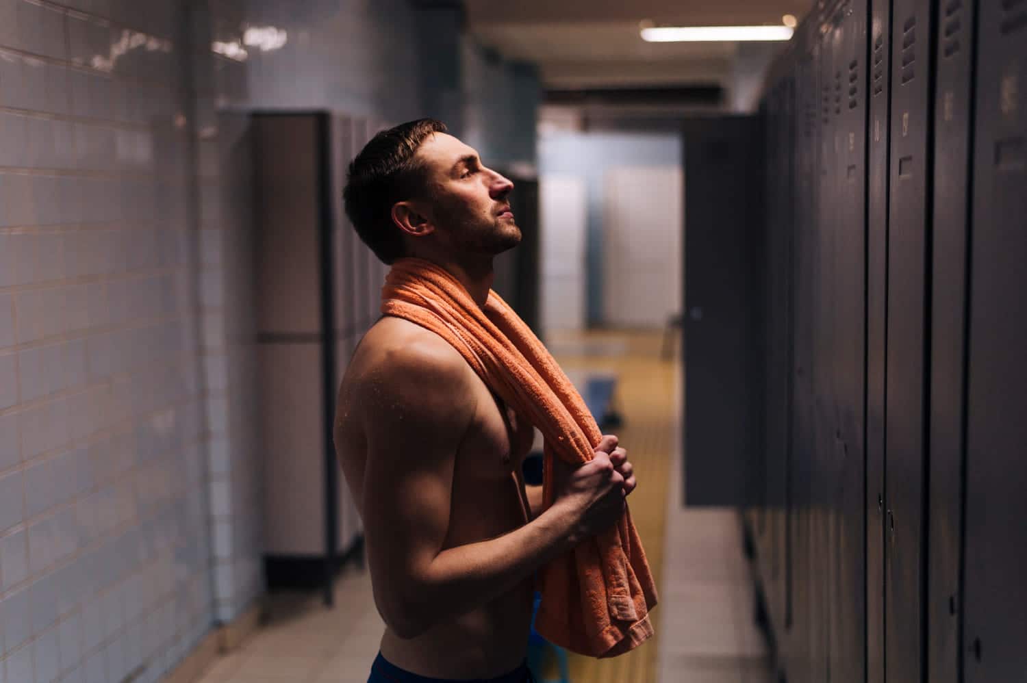 Hombre en el vestuario después de entrenar
