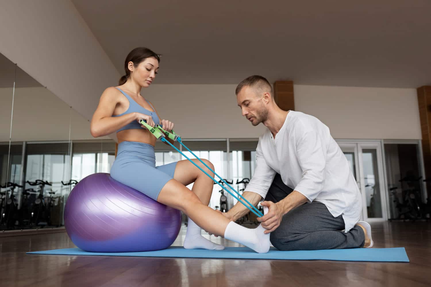 rehabilitacion Mujer haciendo rehabilitación con un profesional