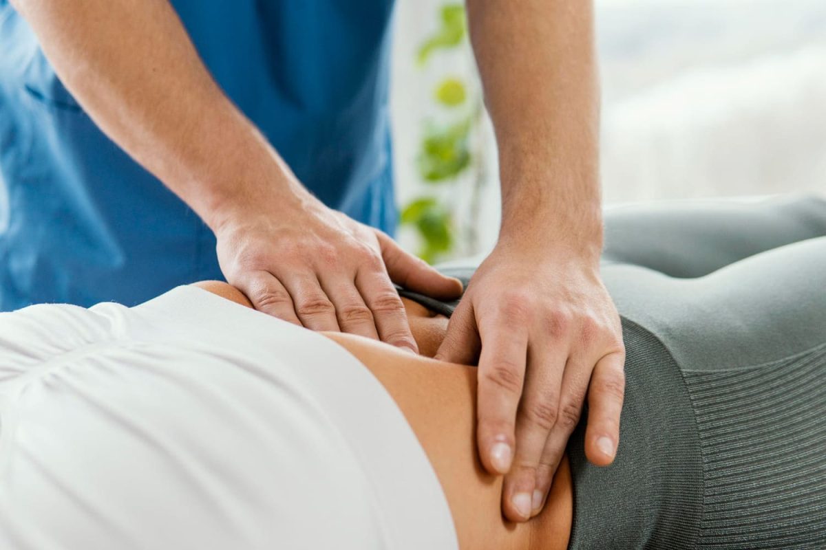 El osteópata Aarón García tratando a un paciente